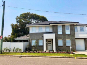 Family Getaway With LARGE Parent Retreat! Shellharbour